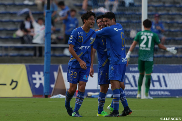 前半AT、中村 祐也（町田/#11）が右足を振り抜いたボールは相手に当たってコースが変わりネットに突き刺さり、先制に成功！【明治安田Ｊ２ 第34節 町田vs徳島】