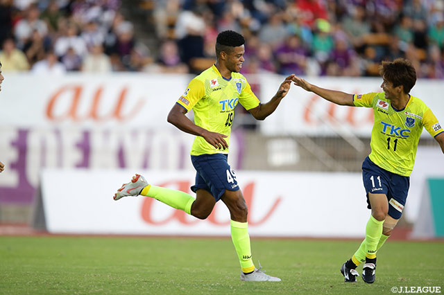 1点リードで迎えた27分、クロスボールに反応したアレックス（#49）が打点の高いヘディングシュートを叩き込み栃木でのデビュー戦でＪ２初得点をマーク！【明治安田Ｊ２ 第34節 京都vs栃木】