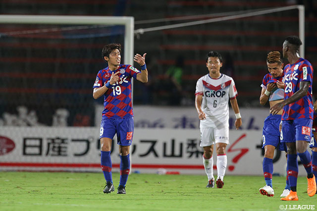 前半32分、小塚 和季（甲府/#19）が冷静に流し込み、リードを2点に広げる！【明治安田Ｊ２ 第34節 甲府vs岡山】