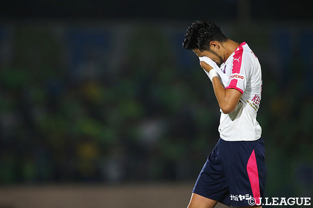 競り合いで負傷した杉本 健勇（Ｃ大阪）。開始6分でピッチを去ることに【明治安田Ｊ１ 第27節 湘南vsＣ大阪】