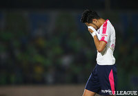 競り合いで負傷した杉本 健勇（Ｃ大阪）。開始6分でピッチを去ることに【明治安田Ｊ１ 第27節 湘南vsＣ大阪】