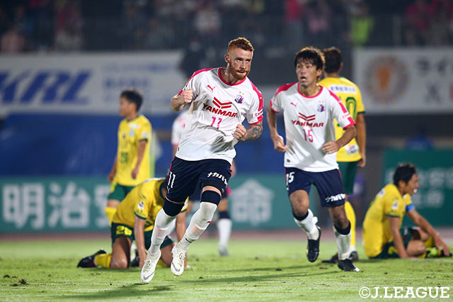 CKのチャンスからゴール前で混戦が生まれると、最後はソウザが決めＣ大阪が土壇場で追いつく！【明治安田Ｊ１ 第27節 湘南vsＣ大阪】