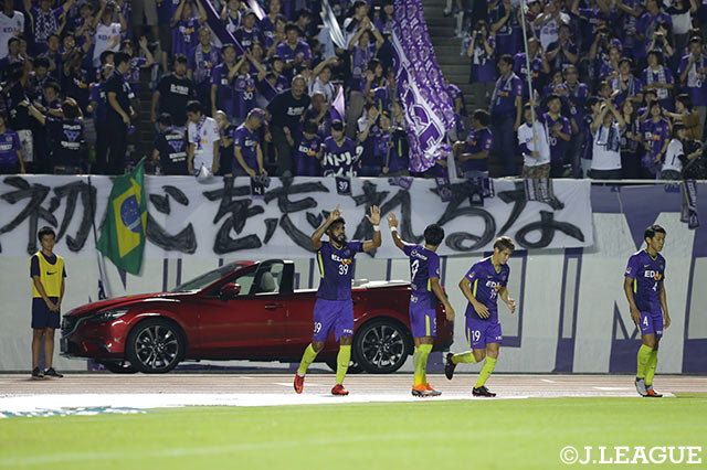 ゴール前の混戦から髙萩 洋次郎（FC東京）のクリアがパトリックの足に当たり、広島が先制に成功する【明治安田Ｊ１ 第27節 広島vsFC東京】