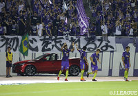 ゴール前の混戦から髙萩 洋次郎（FC東京）のクリアがパトリックの足に当たり、広島が先制に成功する【明治安田Ｊ１ 第27節 広島vsFC東京】