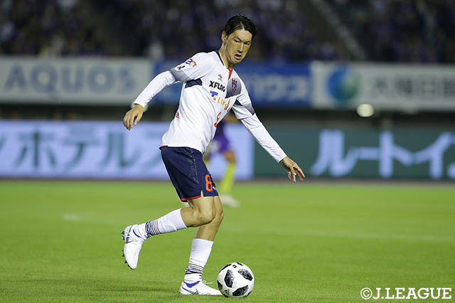 こぼれ球に反応した髙萩 洋次郎（FC東京）がシュートを放つも惜しくもゴール上に外れる【明治安田Ｊ１ 第27節 広島vsFC東京】