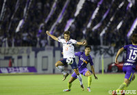 持ち前のスピードで永井 謙佑（FC東京）が抜け出すも、林 卓人（広島）が飛び出しゴールを死守する【明治安田Ｊ１ 第27節 広島vsFC東京】