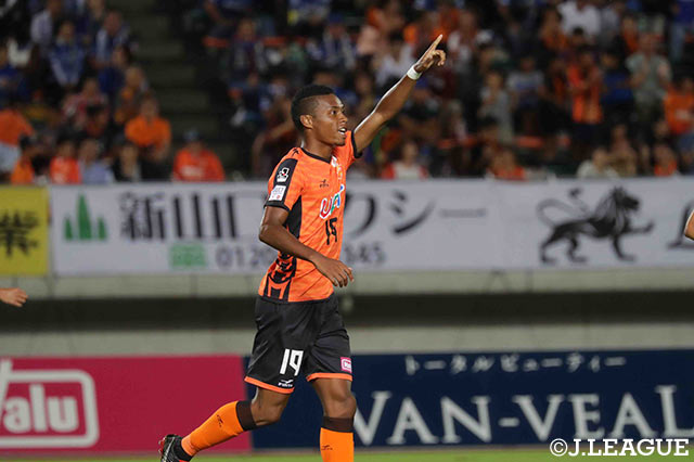 山口がゴール前からのハイプレスで相手のミスを誘うと、オナイウ 阿道（山口）が流し込んで先制点を奪取！【明治安田Ｊ２ 第34節 山口vs大分】