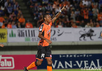 山口がゴール前からのハイプレスで相手のミスを誘うと、オナイウ 阿道（山口）が流し込んで先制点を奪取！【明治安田Ｊ２ 第34節 山口vs大分】