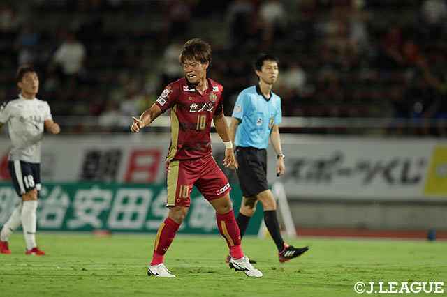 富所 悠が豪快なシュートがネットに突き刺さり、琉球が前半終了間際にリードを奪う【明治安田Ｊ３ 第24節 琉球vs鹿児島】