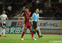富所 悠が豪快なシュートがネットに突き刺さり、琉球が前半終了間際にリードを奪う【明治安田Ｊ３ 第24節 琉球vs鹿児島】