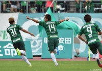 スルーパスを受けた風間 宏矢（岐阜/#14）がシュートを冷静に沈め、先制に成功！【明治安田Ｊ２ 第34節 岐阜vs東京Ｖ】