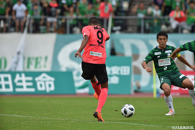 1点ビハインドの後半11分、ドウグラス ヴィエイラ（東京Ｖ）が中央にドリブルで切れ込み左足で放ったシュートがゴールに吸い込まれ同点！【明治安田Ｊ２ 第34節 岐阜vs東京Ｖ】