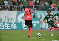 1点ビハインドの後半11分、ドウグラス ヴィエイラ（東京Ｖ）が中央にドリブルで切れ込み左足で放ったシュートがゴールに吸い込まれ同点！【明治安田Ｊ２ 第34節 岐阜vs東京Ｖ】