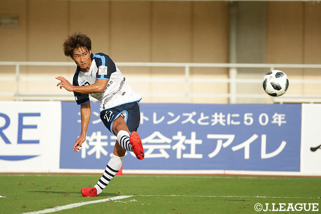 試合終了間際にPA付近で獲得したFKを直接沈めた三沢 直人（YS横浜）はチームの勝利に大きく貢献した【明治安田Ｊ３ 第24節 福島vsYS横浜】