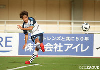 試合終了間際にPA付近で獲得したFKを直接沈めた三沢 直人(YS横浜)はチームの勝利に大きく貢献した【明治安田J3 第24節 福島vsYS横浜】