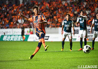 途中出場の岡本 英也(長野)はPKをゴール右隅に落ち着いて流し込み、これが決勝点となった【明治安田J3 第24節 長野vs相模原】