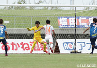 試合終盤、味方の落としを冷静に流し込み先制ゴールを決めた清水 慎太郎(大宮)【明治安田J2 第34節 讃岐vs大宮】