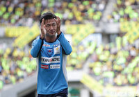 サポーターの声援にこたえるキングカズこと三浦 知良(横浜FC)であったが出場機会は訪れなかった【明治安田J2 第34節 千葉vs横浜FC】