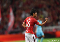 神戸のGKキム スンギュの手をはじく技あり先制ゴールを決めた青木 拓矢（浦和）のガッツポーズ【明治安田Ｊ１ 第27節 浦和vs神戸】