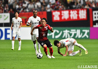 後半21分に途中出場をした三好 康児(札幌)は軽快なボールタッチと前への推進力で鹿島ゴールに迫った【明治安田J1 第27節 札幌vs鹿島】