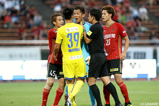 1点を争う試合は激しさを増し、終盤には両チームヒートアップする場面もみられた【明治安田Ｊ２ 第34節 金沢vs山形】