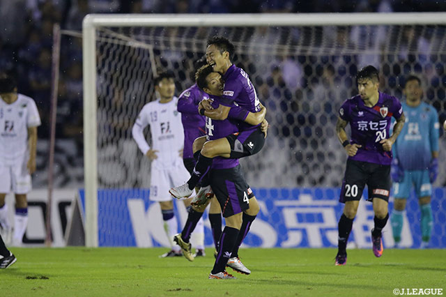 セカンドボールに素早く反応した小屋松 知哉が右からシュートを放つ。これが決まり、京都が先制に成功！【明治安田Ｊ２ 第22節 京都vs福岡】