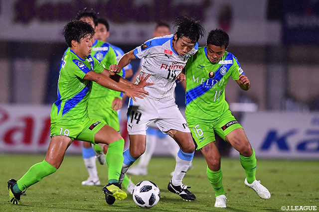 中村 憲剛（川崎F）が湘南の激しいプレッシャーを受けながらもボールをキープする【明治安田Ｊ１ 第18節 湘南vs川崎Ｆ】