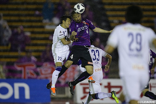 田中 マルクス闘莉王（京都/#4）と輪湖 直樹（福岡/#22）が激しく競り合う【明治安田Ｊ２ 第22節 京都vs福岡】