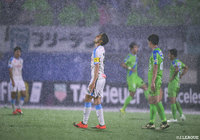 試合終了後、天を仰ぐ小林 悠(川崎F)。後半39分PKも決められず【明治安田J1 第18節 湘南vs川崎F】