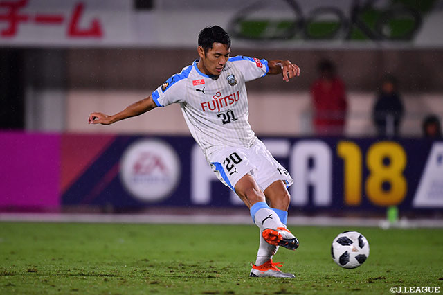 途中出場の知念 慶（川崎Ｆ）がシュートを放つもゴールならず【明治安田Ｊ１ 第18節 湘南vs川崎Ｆ】