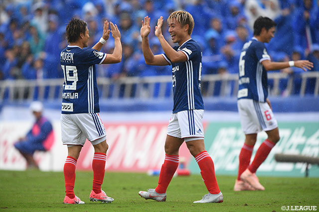 前半21分、山中 亮輔（#24）が思い切りよく左足を振り抜くと低い弾道のシュートがネットに突き刺さり横浜FMが先制！山中は2試合連続ゴール！【明治安田Ｊ１ 第28節 横浜FMvs仙台】