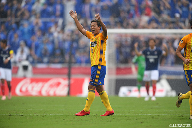 野津田 岳人（仙台）の折り返しのボールが相手DFに当たり同点に追いつく！【明治安田Ｊ１ 第28節 横浜FMvs仙台】