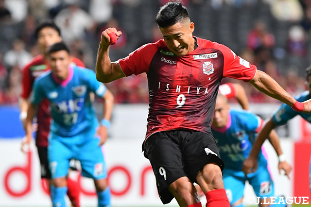 試合終了直前、自身が獲得したPKを確実に決めた都倉 賢（札幌）【明治安田Ｊ１ 第28節 札幌vs鳥栖】