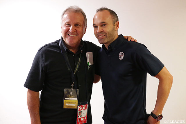 現在、鹿島のTDを務めるサッカーの“神様”ジーコ氏とアンドレス イニエスタ（神戸）の貴重な2ショット！【明治安田Ｊ１ 第28節 神戸vs鹿島】