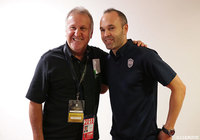 現在、鹿島のTDを務めるサッカーの“神様”ジーコ氏とアンドレス イニエスタ（神戸）の貴重な2ショット！【明治安田Ｊ１ 第28節 神戸vs鹿島】