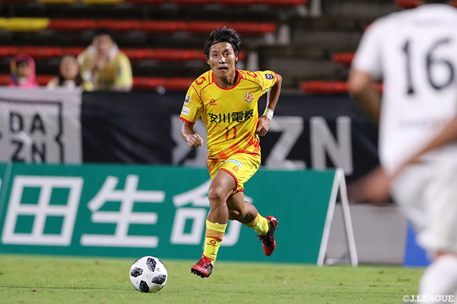 池元 友樹（北九州）がPA左から右足を振り抜くとコントロールされたボールが右ポストに当たりゴールに吸い込まれる！【明治安田Ｊ３ 第25節 北九州vs藤枝】