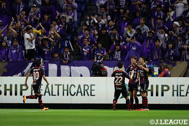 ファン ウィジョ（Ｇ大阪/#11)はCKのチャンスでゴール前に抜けてきたボールを押し込み、チームメイトから祝福を受けた【明治安田Ｊ１ 第28節 Ｇ大阪vs広島】