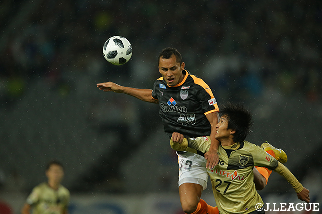 PKキッカーを任されたドウグラス（清水）はこれを冷静にゴールへ流し込み貴重な追加点をゲット【明治安田Ｊ１ 第28節 FC東京vs清水】