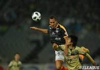 PKキッカーを任されたドウグラス（清水）はこれを冷静にゴールへ流し込み貴重な追加点をゲット【明治安田Ｊ１ 第28節 FC東京vs清水】