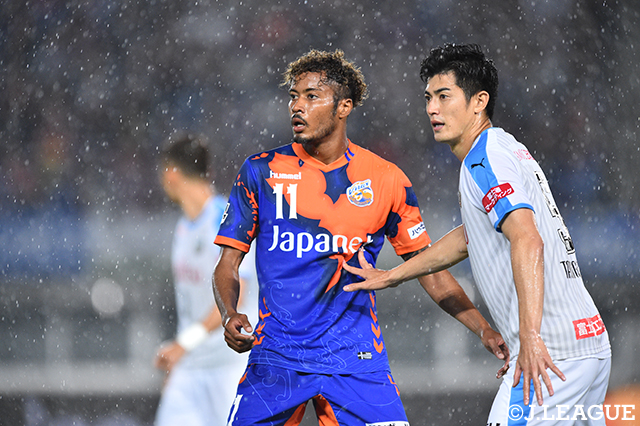 2連勝中の立役者の鈴木 武蔵（長崎）は足を痛めてしまい、後半33分に無念の途中交代【明治安田Ｊ１ 第28節 長崎vs川崎Ｆ】