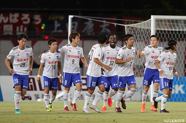 前半3分に得たFKに広瀬 健太（#2）が頭で合わせ新潟が幸先よく先制！【明治安田Ｊ２ 第35節 岡山vs新潟】