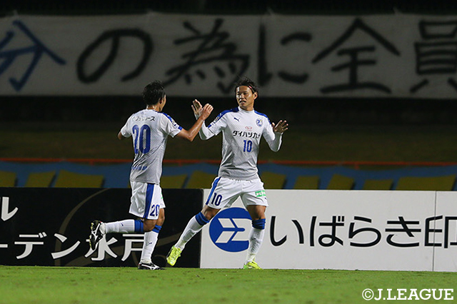 味方からパスを受けた藤本 憲明（大分）が、冷静にゴール左に流し込み追加点を奪取！【明治安田Ｊ２ 第35節 水戸vs大分】