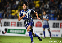 前半1分、電光石火の先制ゴールを決めた城後 寿（福岡）【明治安田Ｊ２ 第35節 福岡vs大宮】