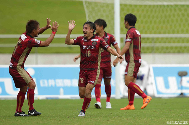 前半終了間際、枝本 雄一郎（琉球/#16）が放った強烈なシュートはGKにはじかれるが、回転が掛かったボールがそのままゴールへ吸い込まれ均衡を破る！【明治安田Ｊ３ 第25節 沼津vs琉球】