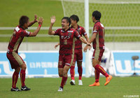 前半終了間際、枝本 雄一郎（琉球/#16）が放った強烈なシュートはGKにはじかれるが、回転が掛かったボールがそのままゴールへ吸い込まれ均衡を破る！【明治安田Ｊ３ 第25節 沼津vs琉球】