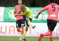 大黒 将志(栃木)が右足でシュート!積極果敢にゴールを目指す!【明治安田J2 第35節 栃木vs東京V】