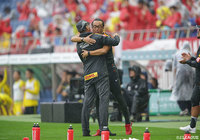 試合終了のホイッスルが鳴り響き、抱き合うオズワルド オリヴェイラ監督と大槻 毅ヘッドコーチ【明治安田Ｊ１ 第28節 浦和vs柏】