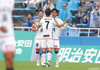 開始1分、高木 大輔（山口/#18）が右足を振り抜いて放ったシュートがゴール左へ決まる！【明治安田Ｊ２ 第35節 横浜FCvs山口】