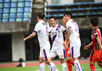 前半17分のFKのチャンスに本多 勇喜(#6)が頭で合わせ、アウェイの京都が幸先よく先制に成功!【明治安田J2 第35節 熊本vs京都】