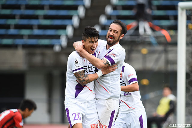 右からのクロスに田中 マルクス闘莉王（京都）が相手DFの前に入って頭で合わせ追加点を奪う！闘莉王は81分にも追加点を挙げた【明治安田Ｊ２ 第35節 熊本vs京都】